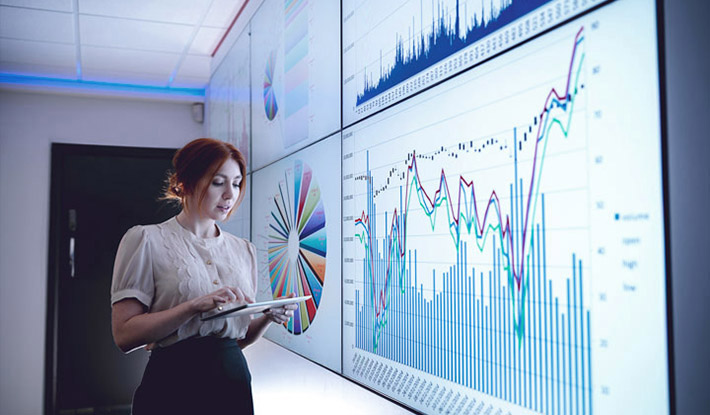 Businesswoman-studying-graphs-on-screen